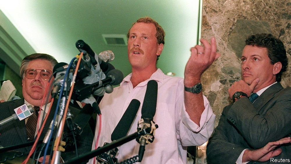 George en
        conferencia de prensa